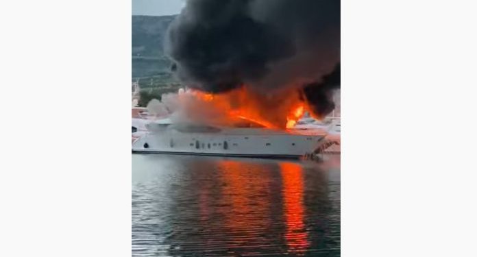 (VIDEO) GORE BRODOVI U MARINI U KAŠTELIMA, GUSTI CRNI DIM DIŽE SE U ZRAK