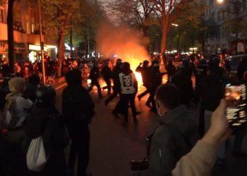 (VIDEO) Berlin U Plamenu: Protestnii Skup Se Pretvorio U Ulični Raat, Policajce Gađali Bocama I Kamenjem