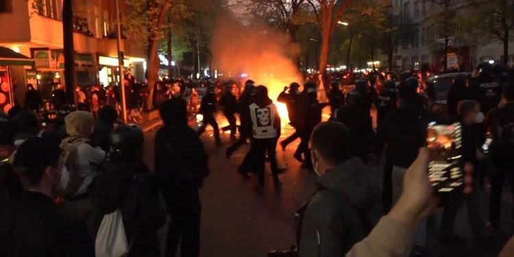 (VIDEO) Berlin U Plamenu: Protestnii Skup Se Pretvorio U Ulični Raat, Policajce Gađali Bocama I Kamenjem