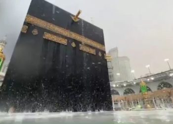 (VIDEO) FASCINANTNI PRIZORI IZ NAJSVETIJEG GRADA ZA MUSLIMANE: Jak pljusak u Mekki, vjernici iz zahvalnosti Bogu uče dove