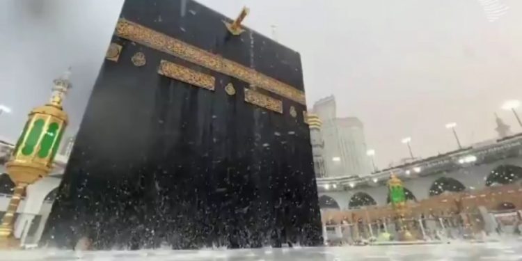 (VIDEO) FASCINANTNI PRIZORI IZ NAJSVETIJEG GRADA ZA MUSLIMANE: Jak pljusak u Mekki, vjernici iz zahvalnosti Bogu uče dove