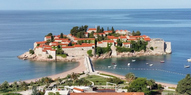 Sveti Stefan pod ključem ovoga leta?