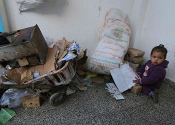 Raseljeni Palestinci u Gazi spavaju na podu škole: Treba nam hrana