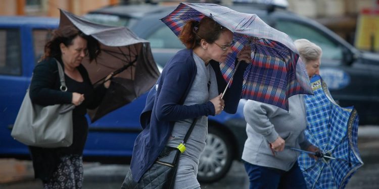 UPOZORENJE! Jak olujni vetar preti Srbiji, žuti meteoalarm ukazuje na potencijalnu opasnost