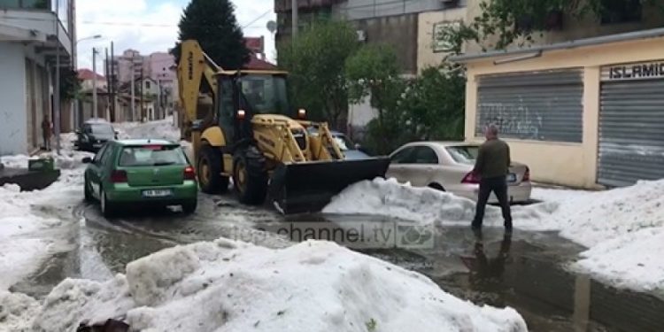 (VIDEO) NEZAPAMĆENO NEVIJEME Zima usred maja: Za manje od sat vremena palo 55 mm leda