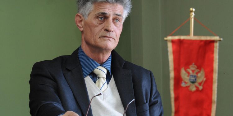 RASTODER: STIDIMO SE POLITIKE KOJA TUĐE ZASTAVE ISTIČE A SVOJU SKRIVA