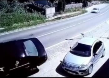 POGLEDAJTE SNIMAK JEZIVOG SUDARA: PREŠAO U SUPROTNU TRAKU, IZAZVAO UDES, PA SE PREVRNUO