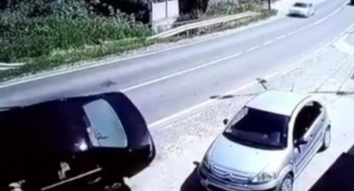 POGLEDAJTE SNIMAK JEZIVOG SUDARA: PREŠAO U SUPROTNU TRAKU, IZAZVAO UDES, PA SE PREVRNUO