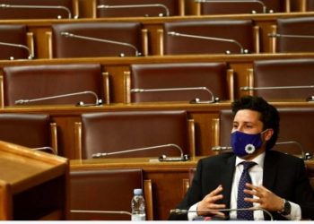 Poslanici opozicije i poslanik GP URA Miloš Konatar i potpredsjednik Vlade Dritan Abazović u Skupštini nosili Srebrenički cvijet