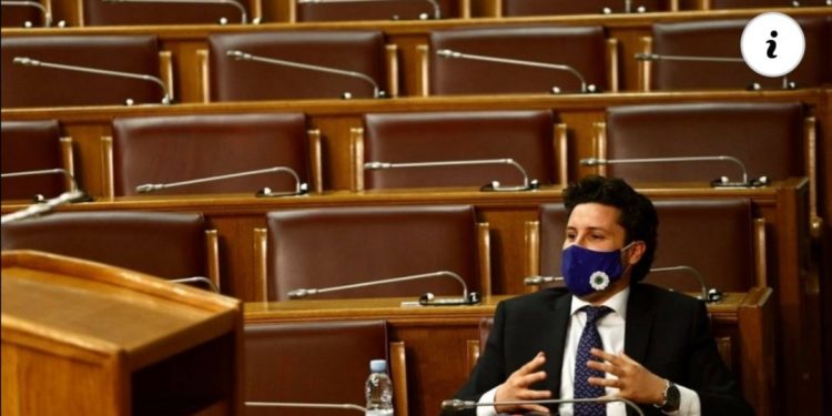 Poslanici opozicije i poslanik GP URA Miloš Konatar i potpredsjednik Vlade Dritan Abazović u Skupštini nosili Srebrenički cvijet