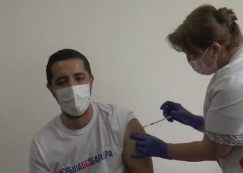 (VIDEO) Ministar Momirović, turski ambasador Aksoy i državni sekretar Buhić vakcinisali su se u Tutinu