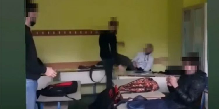 (VIDEO)UZNEMIRUJUĆI SNIMAK vršnjačkog nasilja: Dečak zadobio povredu OKA