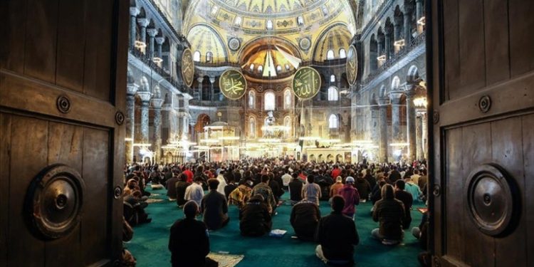 (VIDEO) ISTANBUL: Prvi Ramazanski bajram- namaz u Aja Sofiji poslije 87 godina… (foto i video)