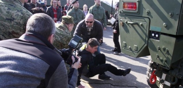 (VIDEO) HIT DRUŠTVENIH MREŽA: HDZ objavio snimak kako Milanović pada s transportera