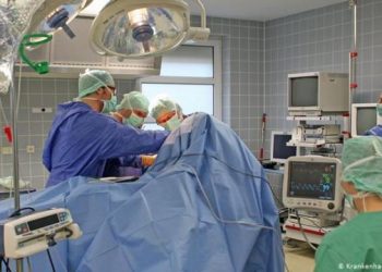 SKANDAL TRESE CRNU GORU: DOKTOR ZARAŽEN KORONOM OPERISAO PACIJENTE?