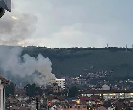 UŽIVO SA MJESTA || Zgrada u Novom Pazaru gori (FOTO)