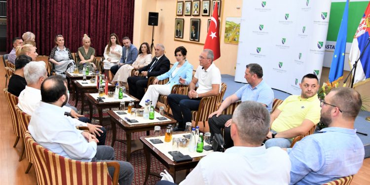 Delegacija Unije prosvjetnih sindikata R. Turske i rukovodstvo Unije sindikata prosvjetnih radnika Srbije posjetili su danas Bošnjačko nacionalno vijeć