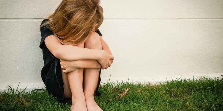 HOROR KOD BOGATIĆA: Mladić seksualno zlostavljao devojčicu (13) u dvorištu pa pobegao