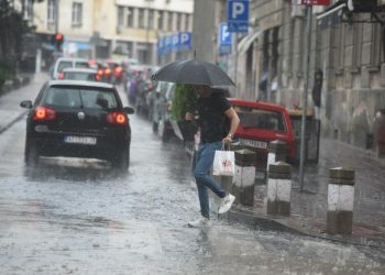 PREVRNUT KAMION NA AUTO-PUTU Oluja pravila haos i u Sremu, oborene breze pokidale strujne kablove (FOTO)