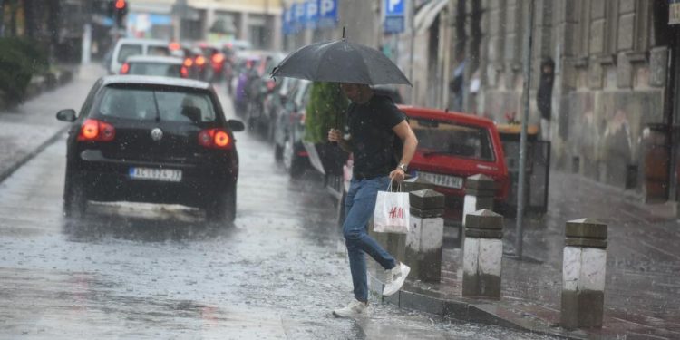 PREVRNUT KAMION NA AUTO-PUTU Oluja pravila haos i u Sremu, oborene breze pokidale strujne kablove (FOTO)