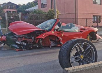 HAOS RANO JUTROS U KG: Mladići se vozili u ferariju, pa od Hitne pomislili da je policija! Potpuno uništili SKUPOCENO vozilo FOTO