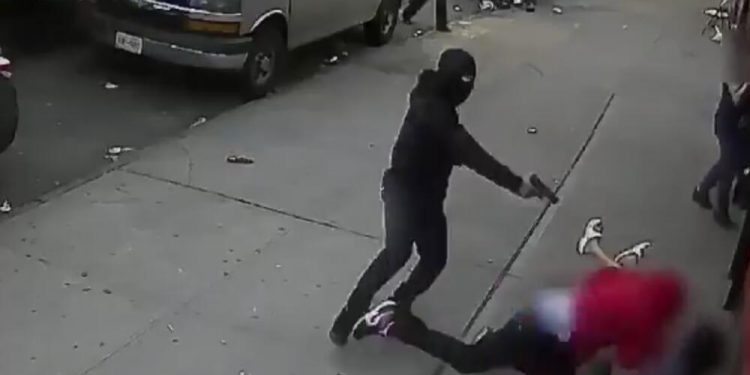 (VIDEO) ŠOKANTAN SNIMAK PUCNJAVE U BRONKSU: Napadač pokušao da likvidira metu! Žrtva se saplela i pala preko dvoje dece