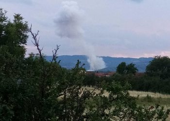 GRAĐANI UZNEMIRENI: Ponovo eksplozija u Čačku, dimi se iznad fabrike “Sloboda”…(FOTO, VIDEO)