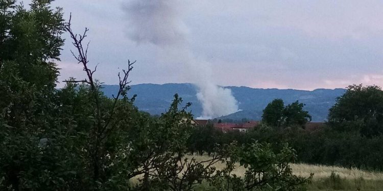 GRAĐANI UZNEMIRENI: Ponovo eksplozija u Čačku, dimi se iznad fabrike “Sloboda”…(FOTO, VIDEO)