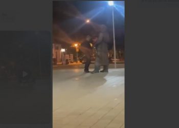 (VIDEO)Priveden muškarac koji je urinirao po spomeniku Ljubu Čupiću