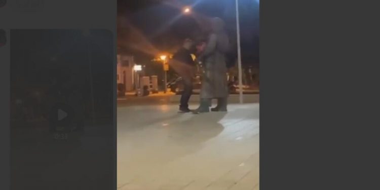 (VIDEO)Priveden muškarac koji je urinirao po spomeniku Ljubu Čupiću