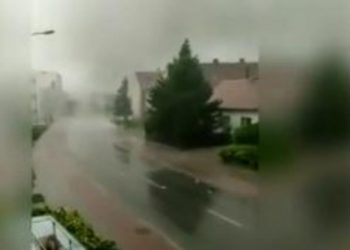 (VIDEO) LETELI KROVOVI, PUCALO NA SVE STRANE: Snimak iz SRCA TORNADA U ČEŠKOJ