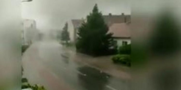 (VIDEO) LETELI KROVOVI, PUCALO NA SVE STRANE: Snimak iz SRCA TORNADA U ČEŠKOJ