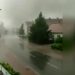 (VIDEO) LETELI KROVOVI, PUCALO NA SVE STRANE: Snimak iz SRCA TORNADA U ČEŠKOJ
