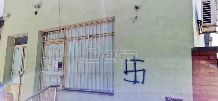 Kukasti krst na objektu Islamske zajednice u Novom Sadu