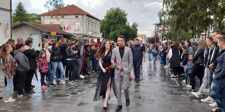 Sjenica – Maturanti Tehničke škole prošetali gradom (Foto)
