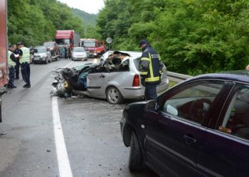 OPET STRAVIČNA NESREĆA: AUTOMOBIL SMRSKAN, VOZAČ PREMINUO NA LICU MJESTA