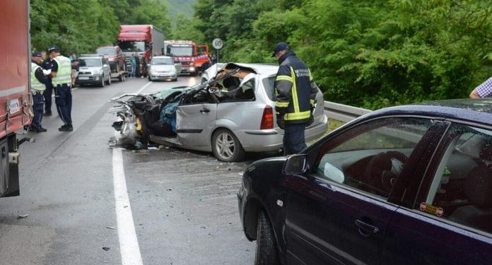 OPET STRAVIČNA NESREĆA: AUTOMOBIL SMRSKAN, VOZAČ PREMINUO NA LICU MJESTA