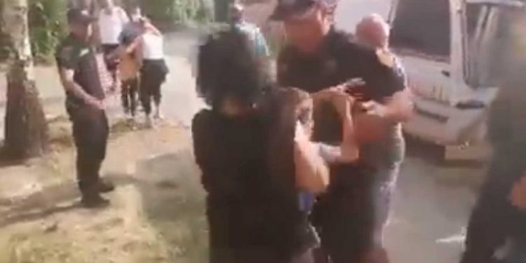 (VIDEO) OVO SU NAJPOTRESNIJE SCENE: PRED OČIMA DJECE UHAPŠEN SAMOHRANI OTAC, MALIŠANI NEĆE KOD MAJKE