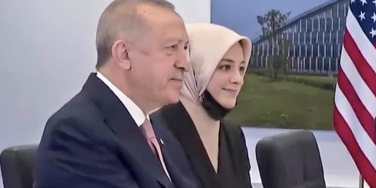 Zanimljiva priča o djevojci koja je bila prevodilac predsjednicima Erdoganu i Bidenu