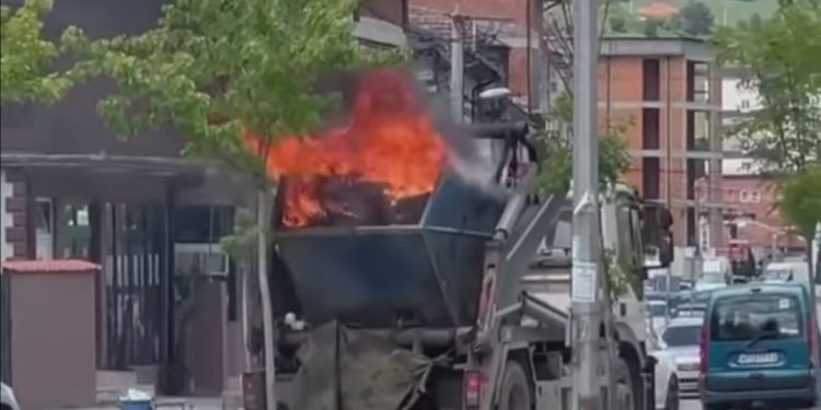 (VIDEO) NEVEROVATNA SCENA U NOVOM PAZARU! Transport kontejnera u plamenu kroz grad