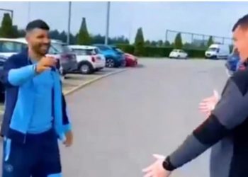(VIDEO) Pogledajte trenutak kada je Aguero poklonio nov automobil radniku zaduženom za dresove Manchester Cityja
