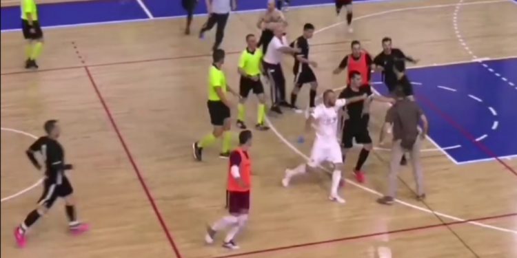 (VIDEO) Skandal !!! Lekar KMF Novi Pazar nokautiran od strane navijača u Beogradu