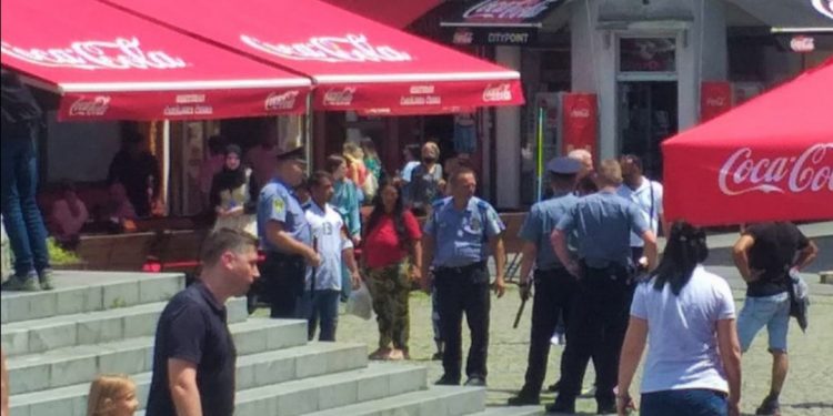 DRAMA NA TRGU ŽRTAVA GENOCIDA: MUŠKARAC S NOŽEM U RUCI PRIJETIO POZNANIKU