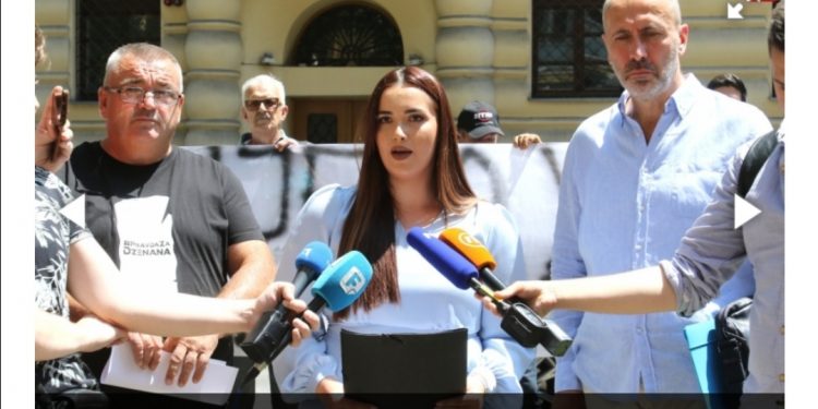 “SB” ISPRED TUŽILAŠTVA KS; TAMO JE I PORODICA DŽENANA MEMIĆA: “Nakon hapšenja Alise Mutap, sve je jasno… MI ĆEMO POBIJEDITI” (FOTO)