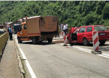 Saobraćajna nesreća na putu NP – Ribariće: Automobil udario u kamion, dvoje povrijeđenih