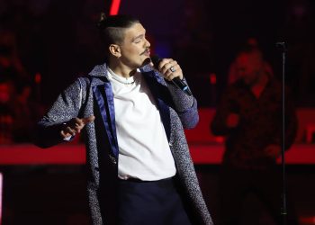 (VIDEO) Isak ponovo onaj stari. Nastup za pamćenje i prolazak u polufinale Zvezda Granda.