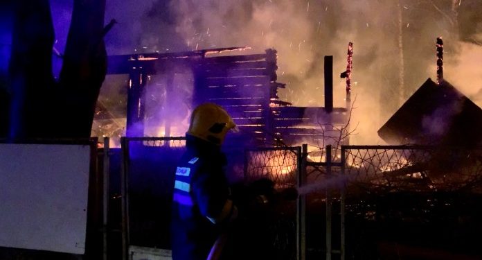 (VIDEO) Požar u Novom Pazaru! Gori kuća u naselju Hadžet