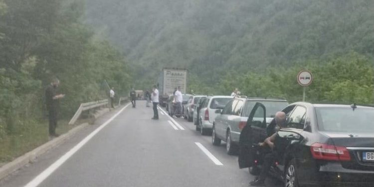 STRAVIČAN UDES NA IBARSKOJ KOD UŠĆA! Poginula jedna osoba