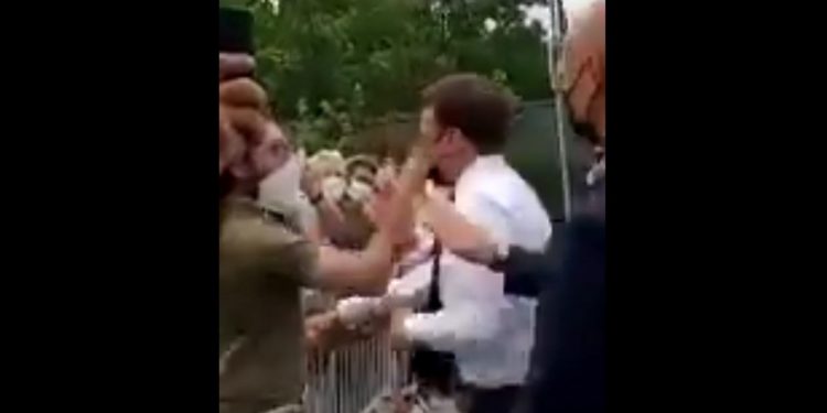 Muškarac ošamario predsednika Francuske (VIDEO)