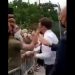 Muškarac ošamario predsednika Francuske (VIDEO)